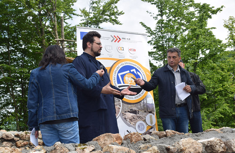 Прва прес конференција